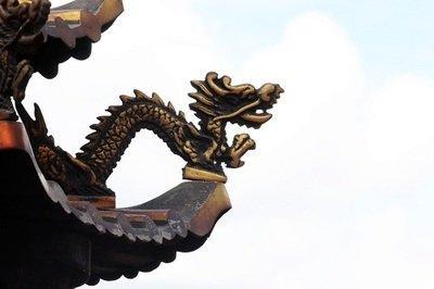 2025蛇年属龙的小人是什么生肖