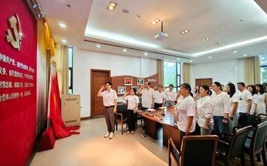 2025年11月28日生日命运及性格