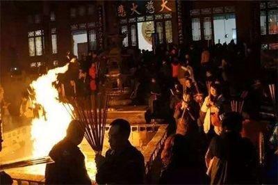 做梦梦见已婚男女庙里烧香是什么意思