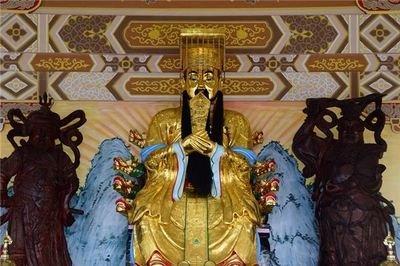 做梦梦见神的手里握着三股叉是什么意思