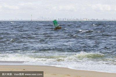 做梦梦见高大的浪涛凶猛涌来是什么意思