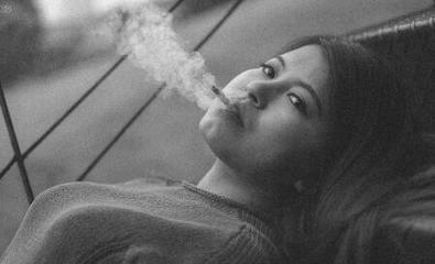 女生梦见吸烟越吸越上瘾意味着什么