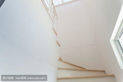 室内楼梯上每一个台阶都会影响住宅风水