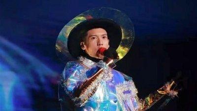 容祖儿挑战极限 十万粒水晶遮体拍广告