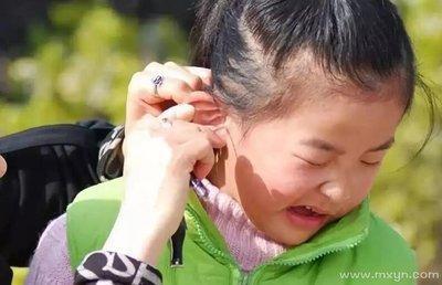 做梦梦见有人拧自己的耳朵是什么意思