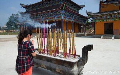 做梦梦见未婚男女庙里烧香是什么意思