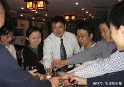 梦见急上厕所遇表妹 厕所吃饭是什么意思