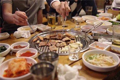 梦见别人请吃饭我还骂人是什么意思