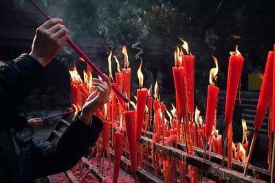 祖先牌位什么时候上香(给祖先牌位上香上几根)