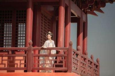 梦见分手的恋人和别人的女人在一起